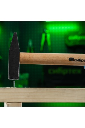 Молоток слесарный 800 г, квадратный боек, деревянная рукоятка Сибртех