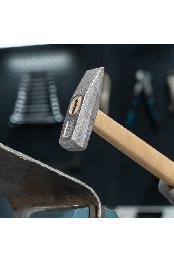 Молоток слесарный, 600 г, квадратный боек, деревянная рукоятка