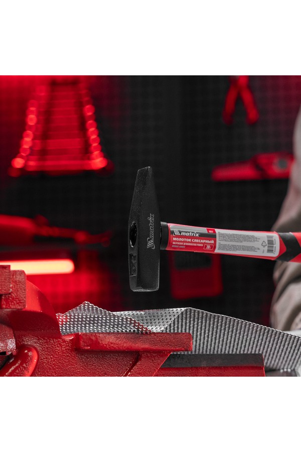 Молоток слесарный, 200 г, фибергласовая обрезиненная рукоятка Matrix
