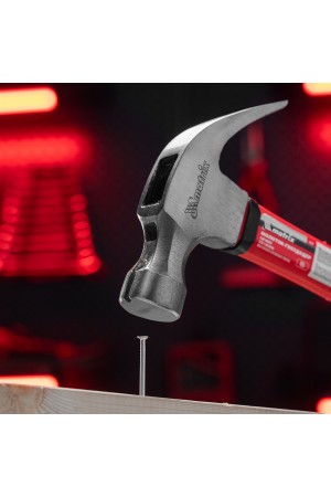 Молоток-гвоздодер, 450 г, боек c магнитом, фибергласовая обрезиненная рукоятка Matrix