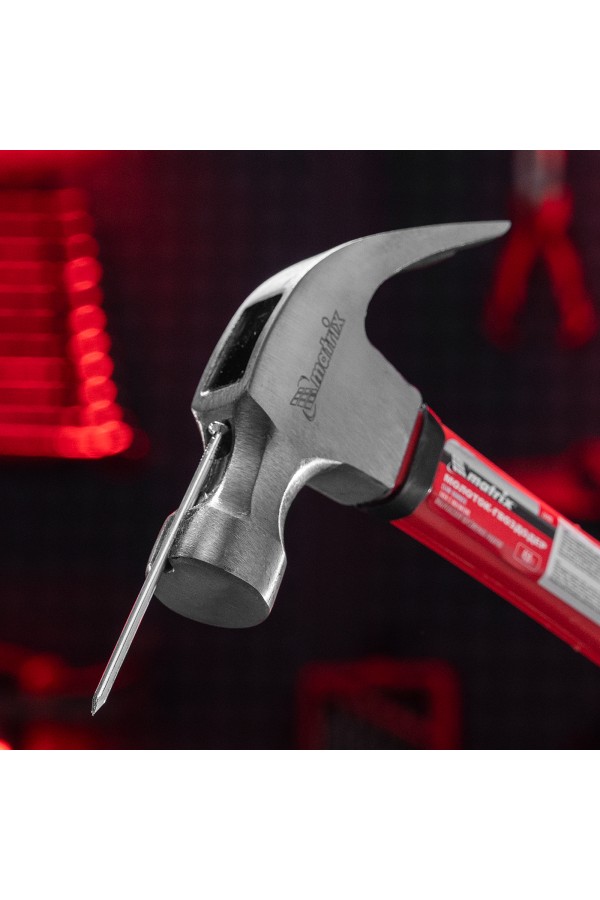 Молоток-гвоздодер, 450 г, боек c магнитом, фибергласовая обрезиненная рукоятка Matrix