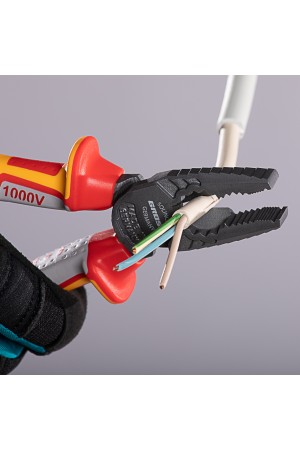 Плоскогубцы комбинированные, диэлектрические трехкомпонентные рукоятки до 1000 В, 180 мм Gross