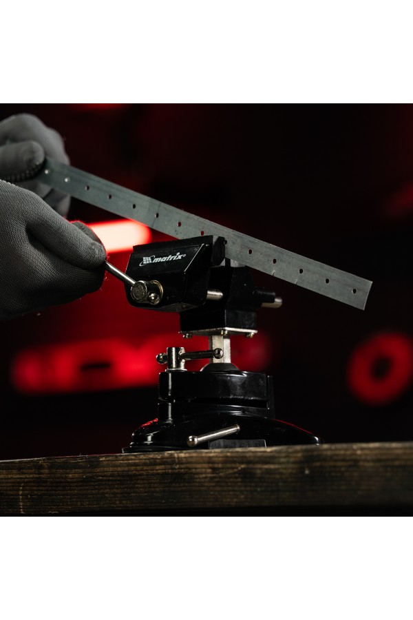 Тиски настольные, резиновая вакуумная присоска, шарнирный механизм, ширина рабочих губок 70 мм Matrix