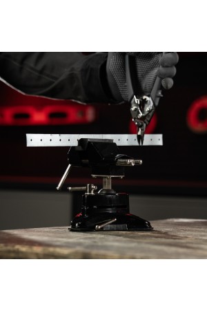 Тиски настольные, резиновая вакуумная присоска, шарнирный механизм, ширина рабочих губок 70 мм Matrix