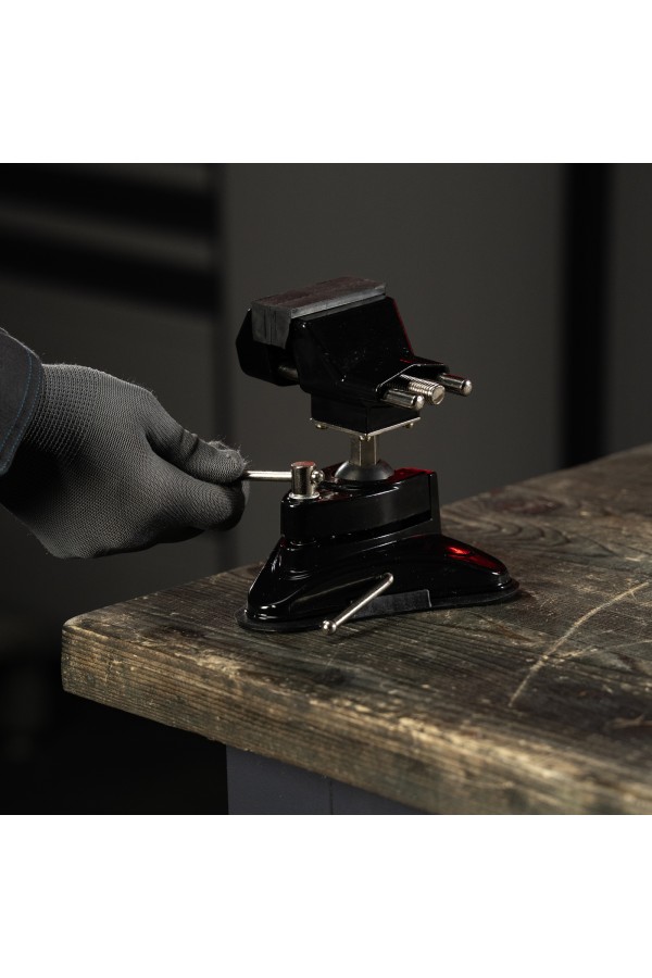 Тиски настольные, резиновая вакуумная присоска, шарнирный механизм, ширина рабочих губок 70 мм Matrix