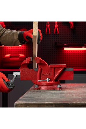 Тиски слесарные, 125 мм, поворотные, с наковальней// Matrix