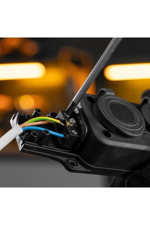 Шнур сетевой Energy Series, ПВС, 1,5 м, 3 x 1 мм, с неразборной вилкой, белый, 3 м Denzel