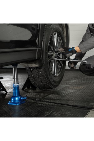 Домкрат механический бутылочный, 2 т, h подъема 210–390 мм, 2 части (домкрат, ручка) Stels