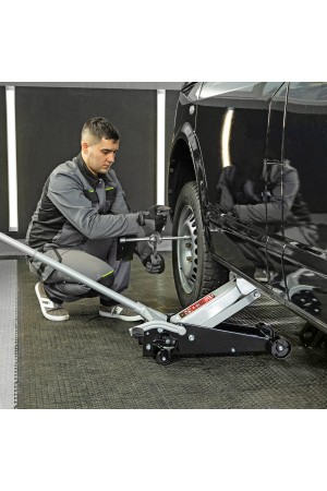 Домкрат гидравлический подкатной, 3.5 т, высота подъема 145-490 мм, с педалью Matrix