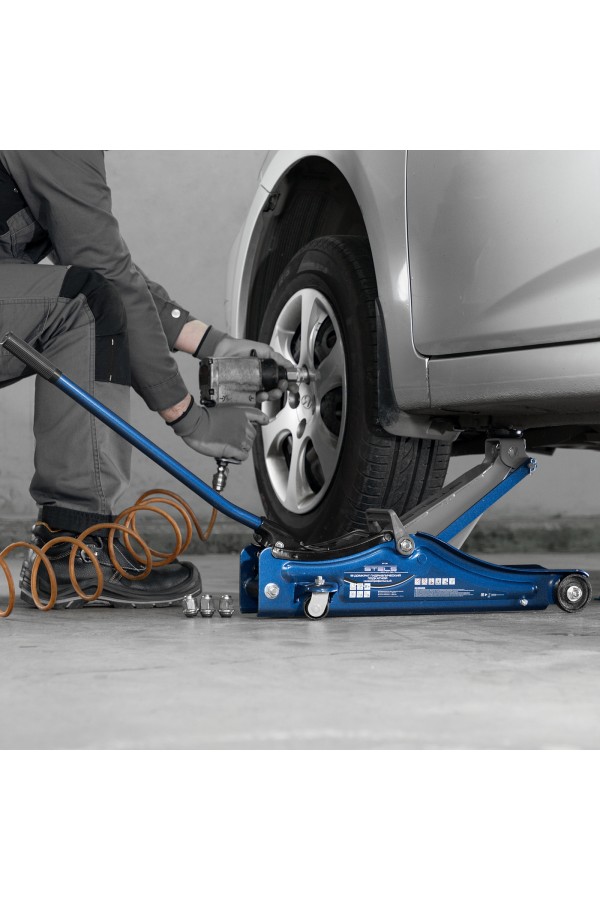 Домкрат гидравлический подкатной в пластиковом кейсе, 2 т, Low Profile, 80-380 мм Stels