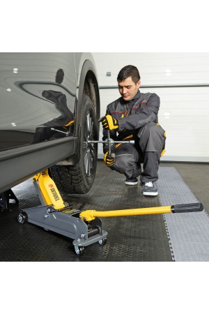 Домкрат гидравлический подкатной, 2 т, 135-385 мм, в пласт. кейсе Denzel