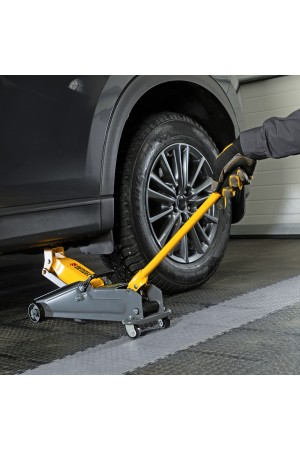 Домкрат гидравлический подкатной, 2 т, 135-385 мм, в пласт. кейсе Denzel