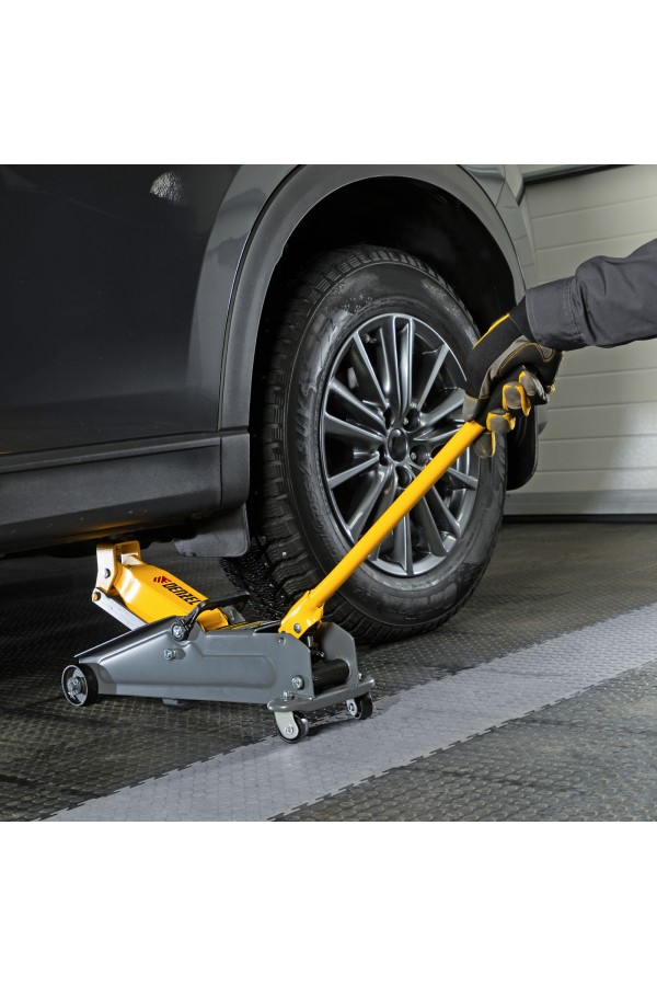 Домкрат гидравлический подкатной, 2 т, 135-385 мм, в пласт. кейсе Denzel