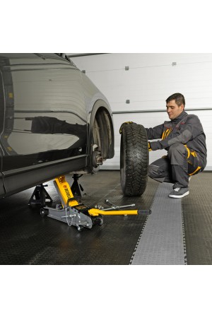 Домкрат гидравлический подкатной с фиксатором, 2,5 т,  85-385 мм, в пласт. кейсе Denzel