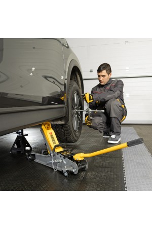 Домкрат гидравлический подкатной с фиксатором, 2,5 т,  85-385 мм, в пласт. кейсе Denzel