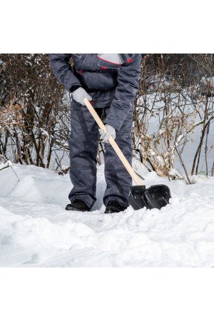 Лопата для уборки снега пластиковая, 380х385х1420 мм, деревянный черенок Россия