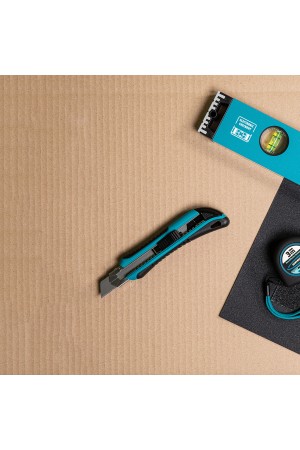 Нож, 170 мм, обрезиненный ABS-корпус, выдвижное сегментное лезвие 18 мм (SK-5), металлическая направляющая, 5 запасных лезвий Gross