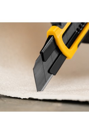 Нож, 25 мм, сменное лезвие, SK4, корпус из ABS + TPR, торцевой зажим Denzel