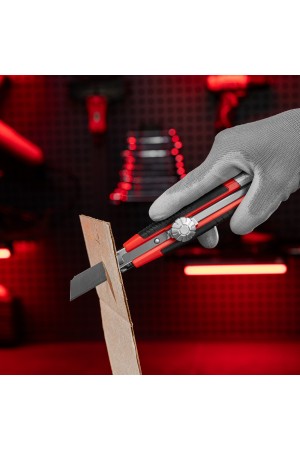 Нож, 18 мм, выдвижное лезвие, металлическая направляющая, винтовой фиксатор лезвия Matrix