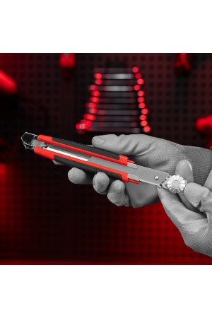 Нож, 18 мм, выдвижное лезвие, металлическая направляющая, винтовой фиксатор лезвия Matrix