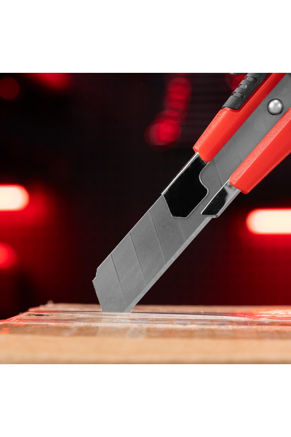 Нож, 18 мм, выдвижное лезвие, металлическая направляющая, винтовой фиксатор лезвия Matrix