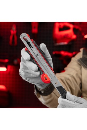 Нож, 18 мм, выдвижное лезвие, металлическая направляющая, обрезиненная ручка, 5 лезвий Matrix