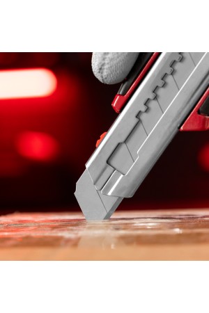 Нож, 18 мм, выдвижное лезвие, металлическая направляющая, обрезиненная ручка, 5 лезвий Matrix