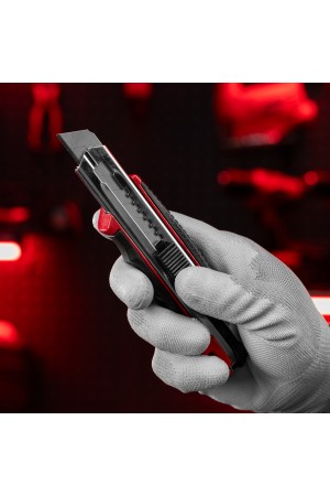 Нож, 18 мм, выдвижное лезвие, металлическая направляющая, обрезиненная ручка, 5 лезвий Matrix