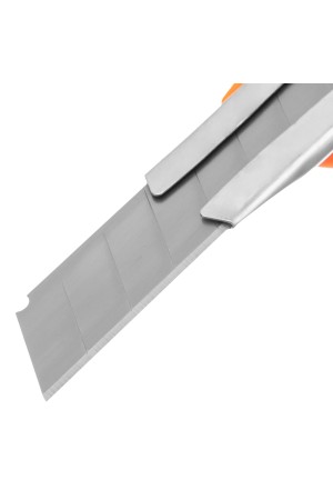 Нож, 18 мм, выдвижное лезвие, металлическая направляющая, пластиковый двухкомпонентный корпус Sparta