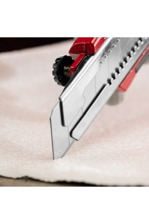 Нож, 25 мм, выдвижное лезвие, усиленная металлическая направляющая, металлическая обрезиненная рукоятка Matrix