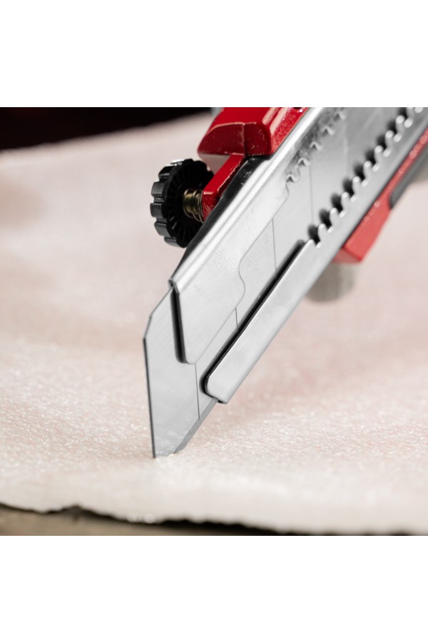 Нож, 25 мм, выдвижное лезвие, усиленная металлическая направляющая, металлическая обрезиненная рукоятка Matrix