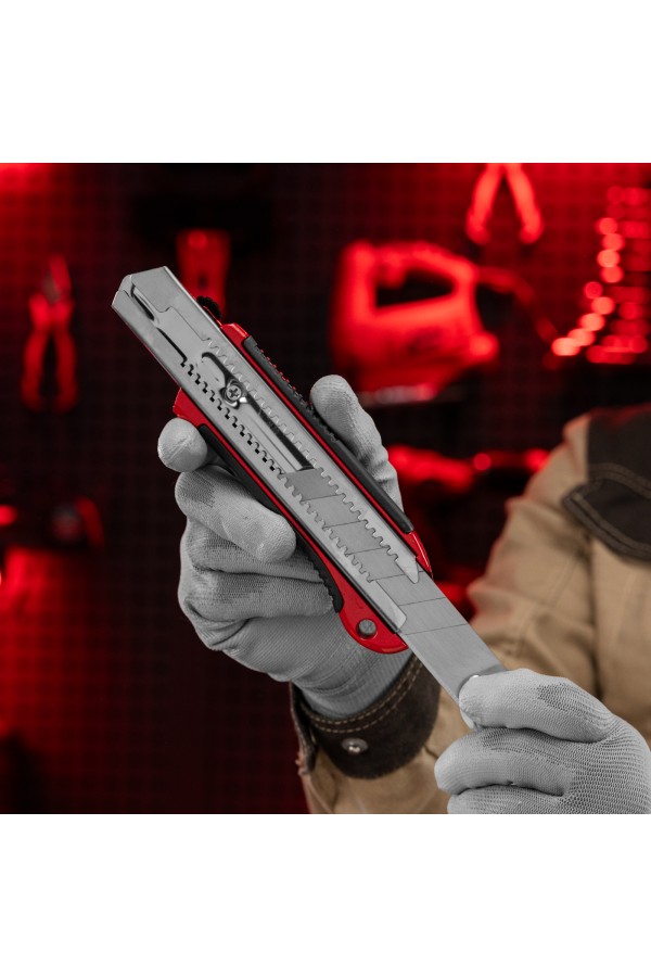 Нож, 25 мм, выдвижное лезвие, усиленная металлическая направляющая, металлическая обрезиненная рукоятка Matrix