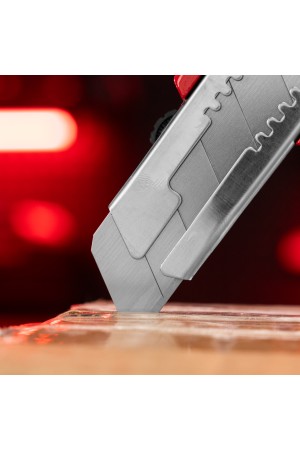 Нож, 25 мм, выдвижное лезвие, усиленная металлическая направляющая, металлическая обрезиненная рукоятка Matrix