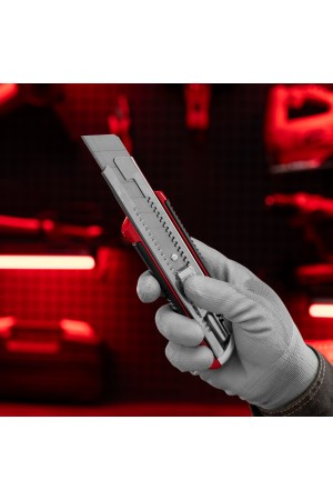 Нож, 25 мм, выдвижное лезвие, усиленная металлическая направляющая, металлическая обрезиненная рукоятка Matrix