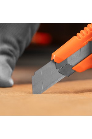 Нож, 18 мм, выдвижное лезвие, металлическая направляющая Sparta