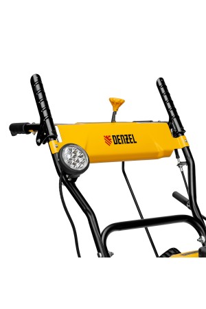 Бензиновая снегоуборочная машина SB 560 LP, 212 cc, электростартер, фара Denzel