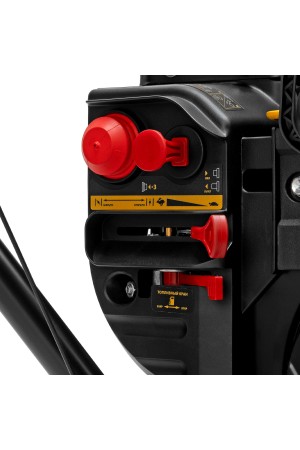 Бензиновая снегоуборочная машина SBM 610S PRO, 212 cc, электростартер, фара, обогрев Denzel